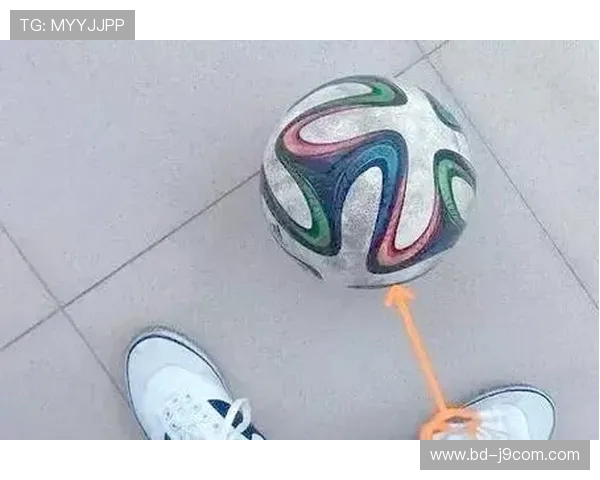 另类搞笑足球传球方式大集锦：这些传球绝对让你笑到停不下来