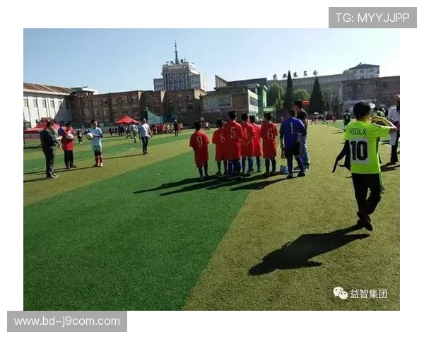 秋季校园足球赛激情四溢队员们奋力拼搏共同书写青春梦想篇章